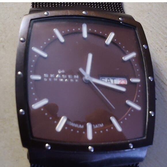 Skagen 396LTMD Titanium Brown/bronze mesh, ultra-thin square case day/date main image 9